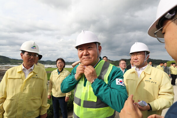 헌법재판소의 탄핵심판 청구 기각으로 직무에 복귀한 이상민 행정안전부 장관이 25일 오후 수해를 입은 충남 청양군 인양리를 찾아 안전모를 착용하고 있다. 2023.7.25. 연합뉴스