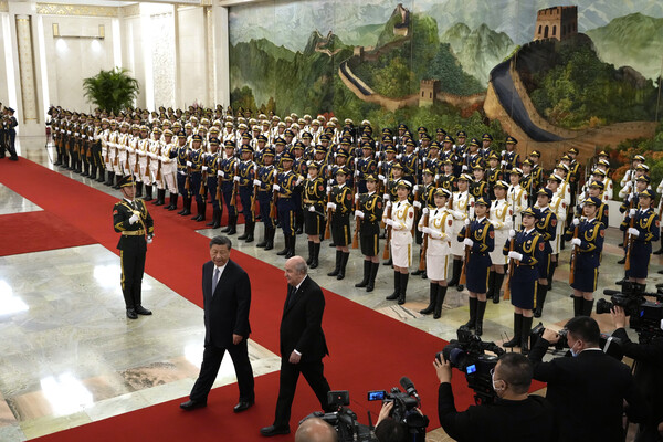 시진핑 중국 국가주석이 18일 베이징 인민대회당에서  열린 환영식에서 압델마드지드 테분 알제리 대통령과 함께 걷고 있다. 2023 07. 18. [AP=연합뉴스]