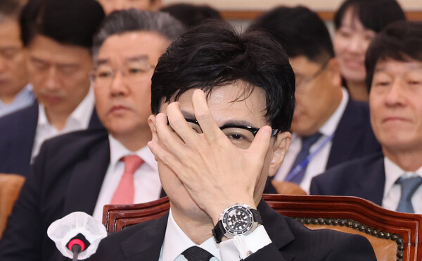 한동훈 법무부 장관이 26일 오전 서울 여의도 국회에서 열린 법사위 전체회의에서 안경을 고쳐 쓰고 있다. 2023.7.26. 연합뉴스
