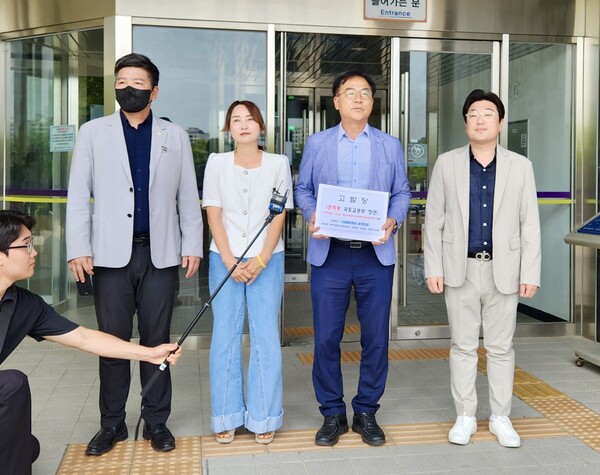 더불어민주당 최재관 여주양평지역위원장, 여현정·최영보 양평군 의원은 1일 오전 원희룡 국토교통부 장관을 형법상 직권남용죄, 직무유기죄 등으로 고위공직자범죄수사처(공수처)에 고발했다. 왼쪽부터 최영보 의원, 여현정 의원, 최재관 위원장, 민주당경기도당 김경철 교육연수국장. 2023.7.25. 민주당 경기도당 제공