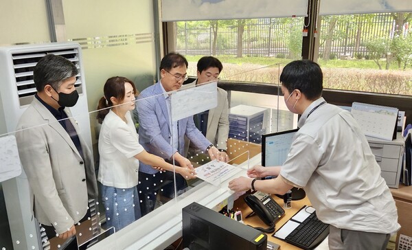 더불어민주당 최재관 여주양평지역위원장, 여현정·최영보 양평군 의원은 1일 오전 원희룡 국토교통부 장관을 형법상 직권남용죄, 직무유기죄 등으로 고위공직자범죄수사처(공수처)에 고발했다. 왼쪽부터 최영보 의원, 여현정 의원, 최재관 위원장, 민주당경기도당 김경철 교육연수국장. 2023.7.25. 민주당 경기도당 제공