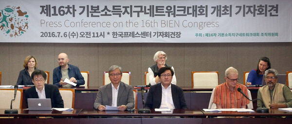  8월 중 서울에서 제22차 기본소득지구네트워크대회가 열릴 예정이다. 기본소득당은 이 대회를 맞아 기후위기에 공감하는 전 세계 시민들의 의지를 담아 을 공포할 것이다. 사진은 2016년 7월6일 서울 중구 프레스센터에서 열린 제16차 기본소득지구네트워크 대회 개최기자회견. 연합뉴스 자료사진