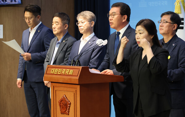 더불어민주당 신정훈 의원 등이 7월 31일 국회에서 한국에너지공대 총장 해임요구 규탄 기자회견을 하고 있다. 2023.8.01. 연합뉴스
