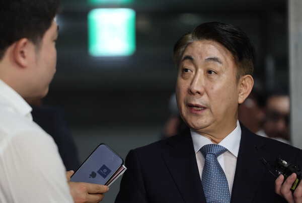 이동관 방송통신위원장 후보자가 1일 오전 청문회 준비 사무실이 마련된 경기도 과천시의 한 오피스텔 건물로 출근, 취재진 질문에 답하고 있다. 2023.8.1. 연합뉴스