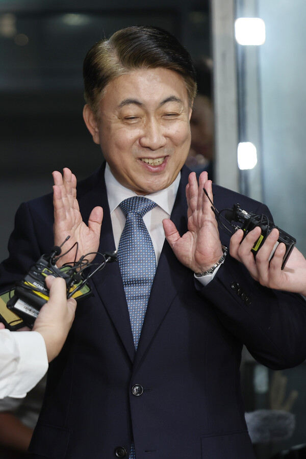 이동관 방송통신위원장 후보자가 1일 오전 청문회 준비 사무실이 마련된 경기도 과천시의 한 오피스텔 건물로 출근, 취재진 질문에 답하고 있다. 2023.8.1. 연합뉴스