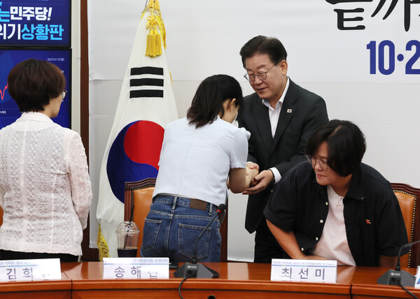 더불어민주당 이재명 대표가 31일 오후 국회에서 열린 10·29이태원참사 유가족 간담회에 참석하며 인사를 나누고 있다. 2023.07.31. 연합뉴스