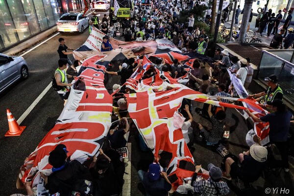 50차 촛불대행진에 참가한 시민들이 29일 '나라 말아 먹는 윤석열, 건희도로 국정농단, 윤석열이 핵폐수' 등의 문구가 적힌 대형 현수막을 찢는 상징 의식을 하고 있다. 2023.07.29. 사진 이호 작가