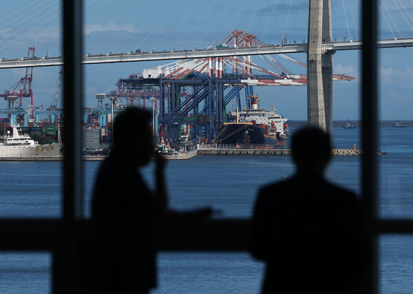 지난달 25일 오후 창문 밖으로 보이는 부산항 모습. 수출보다 수입이 더 크게 줄어 순수출이 직전 분기보다 늘면서 2분기(4~6월) 한국 경제가 힘겹게 0.6% 성장했다. 2023.7.25. 연합뉴스