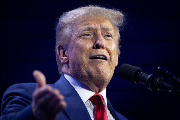 도널드 트럼프 전 미국 대통령이 15일(현지시각) 플로리다주 웨스트 팜 비치에서 열린 보수 학생단체 '터닝포인트 액션'(Turning Point Action) 콘퍼런스에서 선거 유세를 하고 있다. 트럼프 전 대통령은 이날 연설에서 2024년 대선으로 젊은 세대가 파시스트 국가를 물려받을지 자유 국가를 물려받을지 결정된다고 강조했다. 2023.07.16. 로이터 연합뉴스