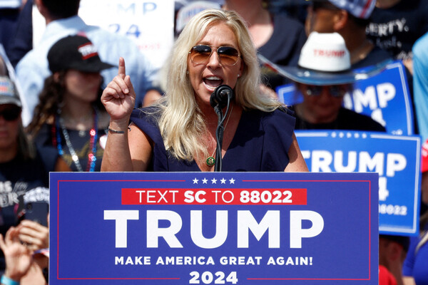 미국 공화당 내 강경 보수 의원 모임인 '프리덤 코커스'는 6일(현지시각) '친트럼프 성향'의 극우 공화당 하원의원 마저리 테일러 그린을 방출하기로 결정했다. 그린 의원은 다른 코커스 의원들을 비판하거나 반유대주의와 백인우월주의를 옹호하는 등 거친 입담으로 논란을 빚은 바 있다. 사진은 지난 7월 1일 사우스캐롤라이나주의 피컨스에서 도널드 트럼프 전 대통령 지지 연설을 하는 그린 의원 모습. 2023.07.07. 로이터 연합뉴스