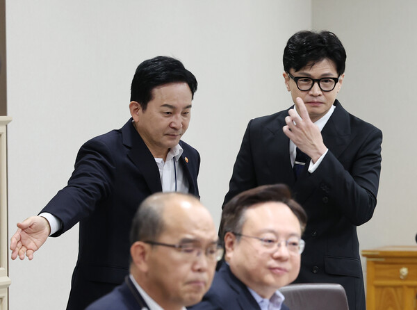 원희룡 국토교통부 장관과 한동훈 법무부 장관이 1일 서울 용산 대통령실 청사에서 열린 국무회의에 참석하고 있다. 2023.8.1. 연합뉴스