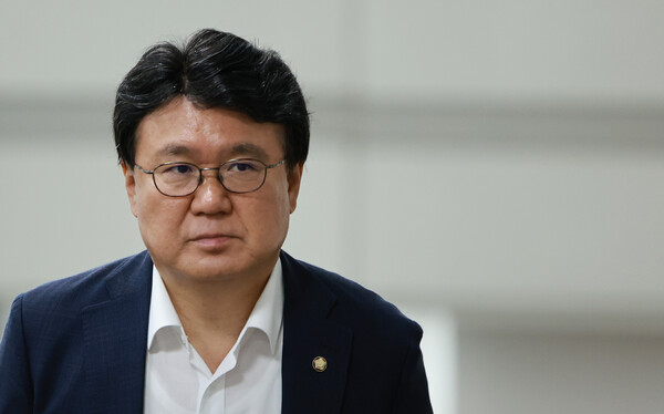 더불어민주당 황운하 의원이 17일 서초구 서울중앙지방법원에서 열린 문재인 정부 당시 청와대의 울산시장 선거 개입 의혹 관련 1심 공판에 출석하고 있다. 2023.7.17. 연합뉴스