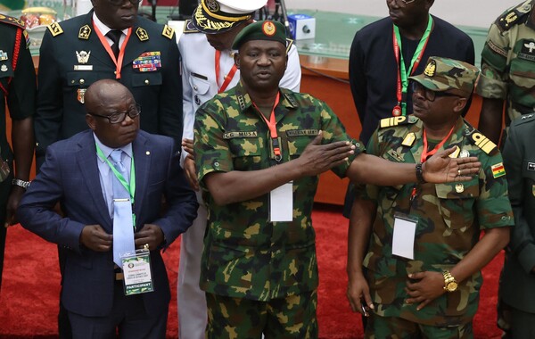 압델-파타우 무사 서아프리카경제공동체(ECOWAS) 정치·평화·안보 담당 집행위원(왼쪽)이 2일(현지시각) 나이지리아 수도 아부자에서 ECOWAS 긴급 국방장관 회의를 마친 후 서아프리카 국방장관들과 니제르 쿠데타에 대해 논의하고 있다. 서아프리카 15개국 연합체인 ECOWAS는 지난달 30일 니제르에 군대를 동원할 수 있다고 압박했지만 이날 무사 위원은 군사개입은 '최후의 수단'이라고 말했다. 2023.08.03. AFP 연합뉴스