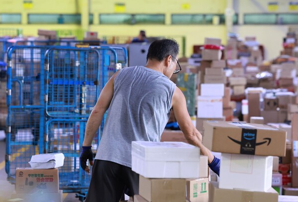 1일 오전 서울 광진구 동서울우편물류센터에서 한 직원이 무더운 날씨 속에서 땀을 흘리며 택배 배송 작업을 하고 있다. 2023.8.1. 연합뉴스