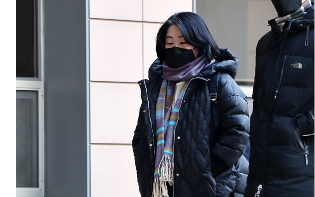 정의기억연대 후원금 유용 혐의 등으로 기소된 무소속 윤미향 의원이 6일 오전 서울 마포구 서부지법에서 열린 속행 공판에 출석하기 위해 법정으로 향하고 있다. 2023.1.6 연합뉴스