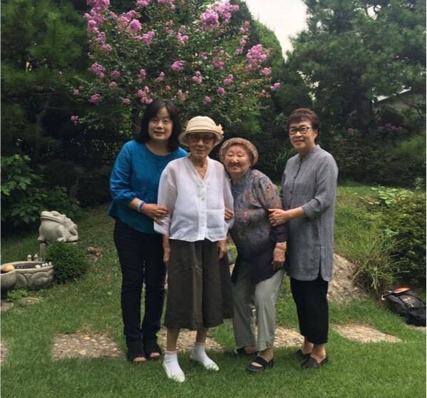 윤미향 의원, 김복동 할머니, 길원옥 할머니, 손영미 마포쉼터 소장(왼쪽부터)이 함께하던 시절. 사진 출처=윤미향 의원