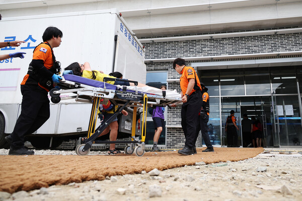 전라북도 새만금 간척지에서 열린 제25회 세계 스카우트 잼버리 대회 참석한 아이가 불볕더위로 인한 온열증상으로 들것에 실려 진료소로 옮겨지고 있다. 2023.8.4. 로이터 연합뉴스 