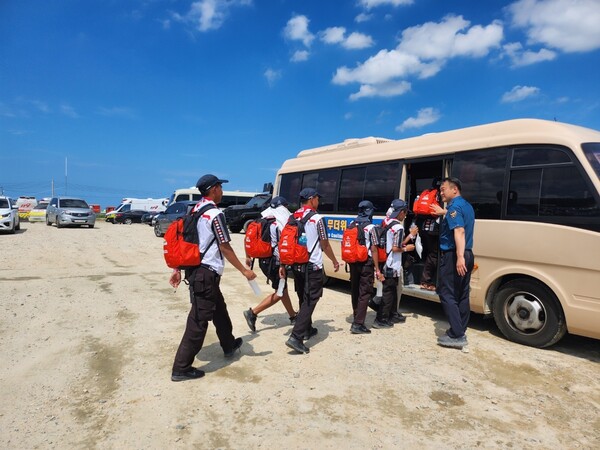 새만금 세계 스카우트 잼버리 나흘째인 4일 전북 부안군 하서면 야영장에서 스카우트 대원들이 무더위를 피하기 위해 경찰버스에 오르고 있다. 2023.8.4. 연합뉴스 