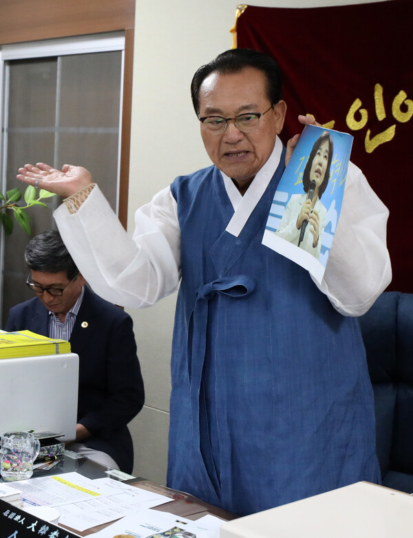 3일 용산 대한노인회 중앙회에서 김호일 회장이 노인폄하 발언 사과를 위해 방문한 더불어민주당 김은경 혁신위원장과 면담 중 위원장의 뺨 대신 사진을 때리고 있다. 2023.8.3 [국회사진기자단] 연합뉴스