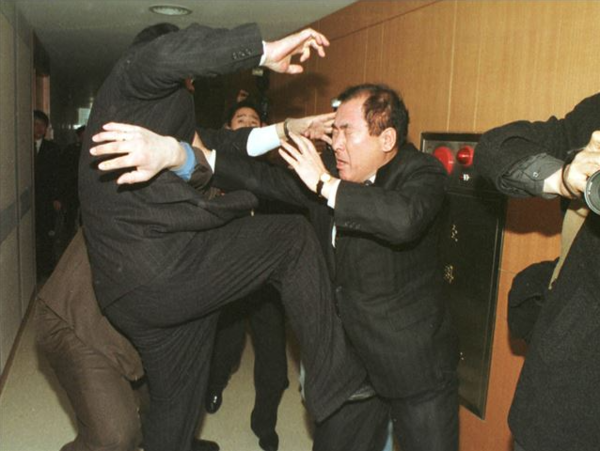 2000년 2월 18일 당시 한나라당 김호일 의원이 당무회의 직후 서둘러 집무실로 향하는 하순봉 사무총장을 주먹과 발길질로 난타하고 있다. 김 의원이 청년당원의 제지를 뚫고 달아나는 하 총장을 붙잡아 목을 조르고 왼손 주먹으로 얼굴을 가격한 뒤 오른발로 사타구니를 걷어차고 있다. 한국일보 손용석 기자 〈"공천장 내놔" 낙천 분풀이 폭력〉 기사에서 인용.