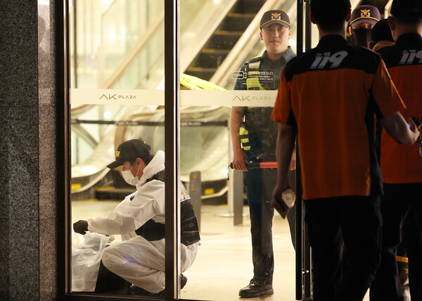 3일 오후 경기도 성남시 소재 대형 백화점에서 시민 대상 '묻지마 흉기 난동 사건'이 발생해 경찰과 소방 등 관계자들이 분주하게 움직이고 있다. 2023.8.3