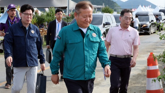 3일 오후 2023 새만금 세계 스카우트 잼버리 야영지 내 글로벌 청소년 리더센터에서 열린 긴급 현장 대책회의에 참여하기 위해 이상민 행정안전부 장관이 야영지로 들어서고 있다. 2023.8.3. 연합뉴스