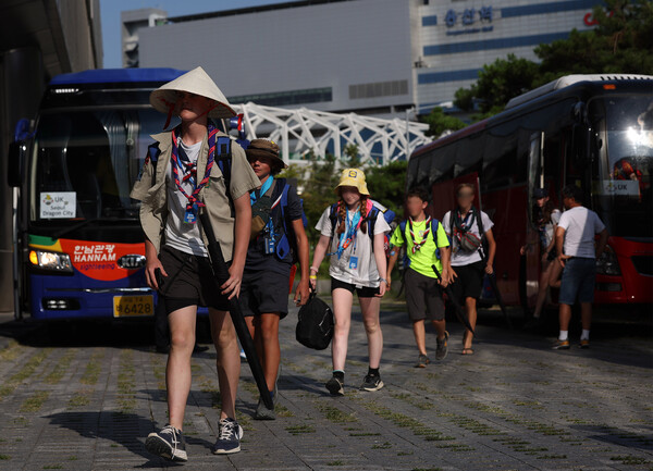 새만금 세계스카우트 잼버리 야영장을 가장 먼저 떠난 영국 스카우트 대표단이 5일 새 숙소로 정한 서울 용산구의 한 호텔로 이동하고 있다. 2023.8.5. 연합뉴스 