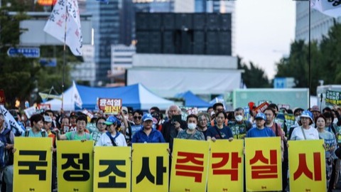 5일 제51차 '윤석열 퇴진! 김건희 특검! 촛불대행진'에 참여한 시민들이 서울 도심을 행진하고 있다. 2023.8.5. 사진작가 이호