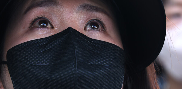 5일 서울 광화문에서 열린 교사와 학생을 위한 교육권 확보를 위한 집회에서 한 교사가 사망한 서이초 교사 유가족의 발언을 들으며 눈물을 흘리고 있다. 2023.8.5. 연합뉴스