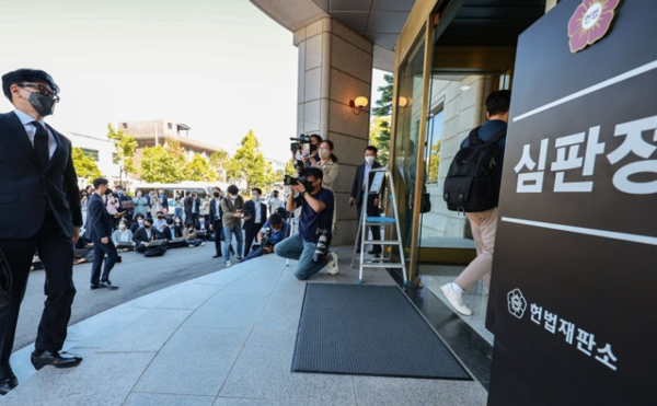 한동훈 법무부 장관이 지난해 9월 27일 '검수완박법' 권한쟁의심판 첫 공개 변론이 열리는 서울 종로구 헌법재판소 대심판정으로 향하고 있는 모습. 연합뉴스