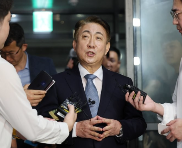 이동관 방송통신위원장 후보자가 지난 1일 오전 청문회 준비 사무실이 마련된 경기도 과천시의 한 오피스텔 건물로 출근, 취재진 질문에 답하고 있다. 이동관 후보자는 이 자리에서 '(국내에) 공산당 언론 있다'고 언급했다. 연합뉴스