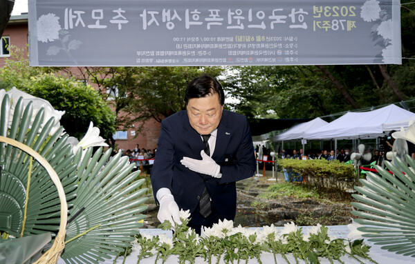 김윤철 군수가 6일 경남 합천군 원폭피해자복지회관 위령각에서 열린 '제78주기 한국인 원폭 희생자 추모제'에서 헌화하고 있다. 2023.8.6 [경남 합천군 제공. 재판매 및 DB 금지] 연합뉴스