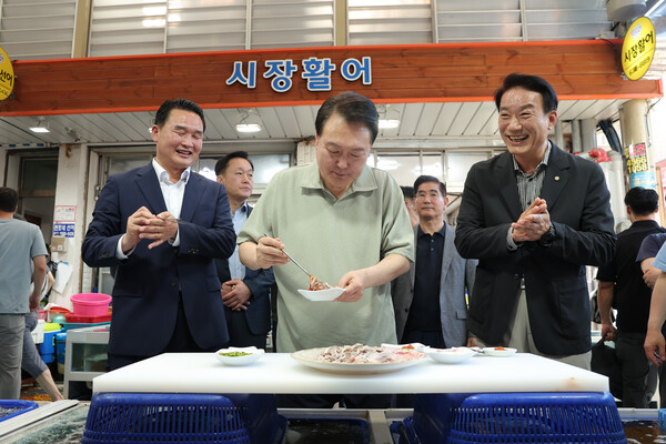 윤석열 대통령이 4일 경남 거제의 전통시장인 고현종합시장을 방문, 전어를 시식하고 있다. 2023.8.4 [대통령실 제공. 재판매 및 DB 금지] 연합뉴스