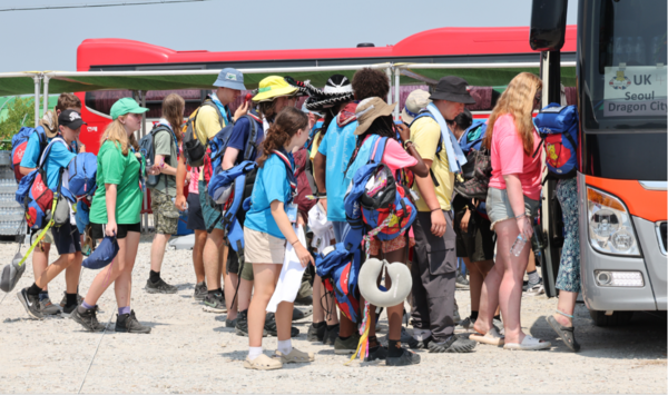 영국인 스카우트 대원들이 6일 새만금 세계 스카우트 잼버리 야영장에서 서울로 이동하기 위해 버스에 오르고 있다. 2023.8.6. 연합뉴스 