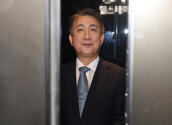 이동관 방송통신위원장 후보자가 1일 오전 청문회 준비 사무실이 마련된 경기도 과천시의 한 오피스텔 건물로 출근, 승강기에 오르고 있다. 2023.8.1 [공동취재] 연합뉴스