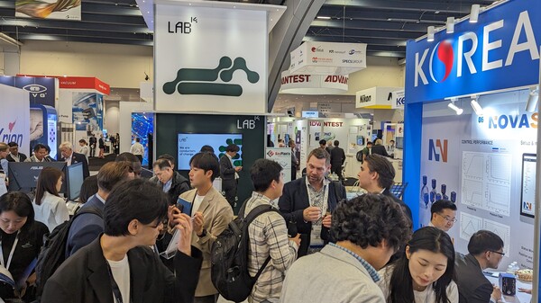 코트라(KOTRA)가 북미 최대 반도체 전시회 '세미콘웨스트 2023'에 국가관을 구성했다고 13일 밝혔다. 사진은 국가관에 방문한 기업인들이 한국 참가사와 비즈니스 상담하는 모습. 2023.7.13. 연합뉴스