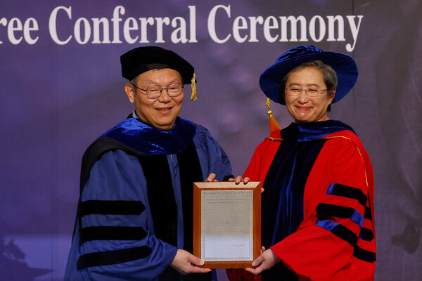 미국 반도체 업계를 대표하는 대만계 CEO 중 한 명인 리사 수 AMD CEO(오른쪽)가 20일 대만 신주의 양밍자오퉁대학에서 명예박사학위를 받고 있다. 수 CEO의 이번 대만 방문은 AMD 등이 생산하는 인공지능(AI)용 반도체 관련 공급망 강화의 의미가 크다는 분석이 나온다. 2023.07.21. 로이터 연합뉴스