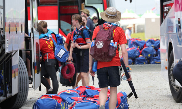 전북 부안군 새만금 세계스카우트 잼버리 야영장에서 영국 스카우트 대원들이 대회 참가를 포기하고 버스에 짐을 싣고 있다. 2023. 8. 5 연합뉴스