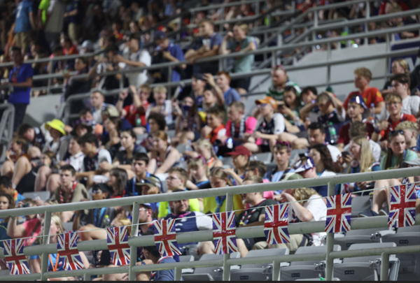  새만금 잼버리 야영장에서 조기 철수한 영국 스카우트 대원들이 6일 오후 서울 양천구 목동종합운동장에서 프로축구 K리그2 서울 이랜드 대 경남FC의 경기를 관람하고 있다. 2023.8.6. 연합뉴스 