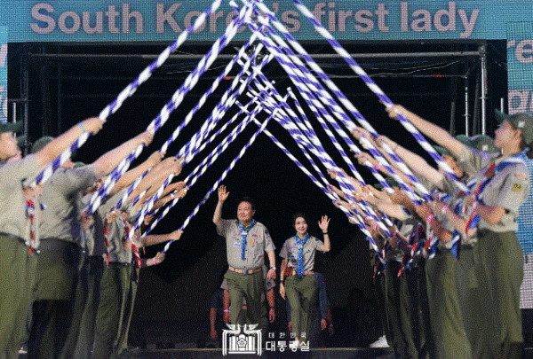 윤석열 대통령과 부인 김건희 씨가 2023 새만금 제25회 세계스카우트 잼버리 개영식에 참석, 도열을 받으며 입장하고 있다. 대통령실