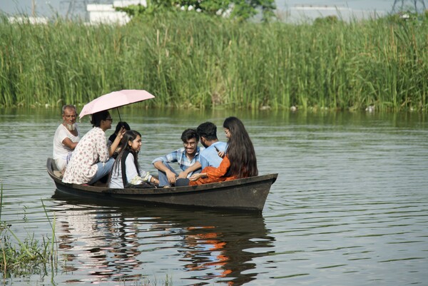 중국의 일대일로 사업의 재정 지원을 받아 방글라데시 수도 다카의 킬가온 지역에 건설된 다세르칸디 하수처리장 덕택에 정화된 호수에서 주민들이 보트를 타고 있다. 2023 07.28 [신화=연합뉴스]