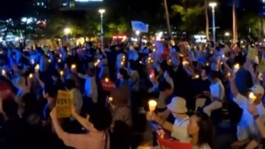 7일 대구 2·28 공원에서 열린 '친일매국 검찰 독재 윤석열 퇴진 주권 회복을 위한 월요시국기도회'에 시민과 천주교 신자들이 참여하고 있다. 2023.8.7. 오마이tv 갈무리