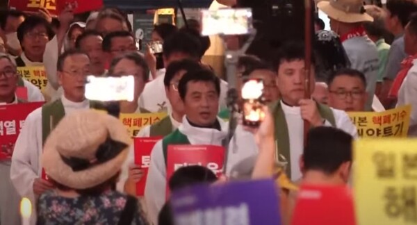 7일 대구 2·28 공원에서 열린 '친일매국 검찰 독재 윤석열 퇴진 주권 회복을 위한 월요시국기도회'에서 천주교정의구현전국사제단 소속 신부들이 입장하고 있다. 2023.8.7. 오마이tv 갈무리
