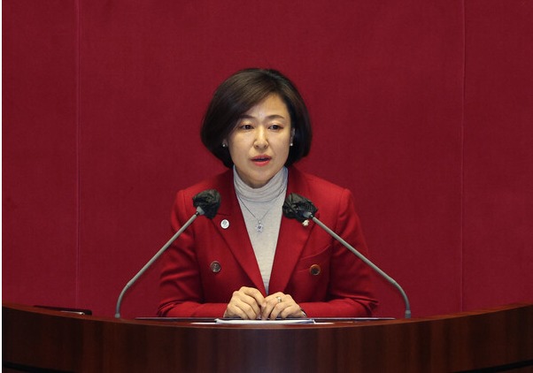 국민의힘 황보승희 의원이 11일 오후 국회에서 열린 제2차 국회의원 선거제도 개선에 관한 결의안 심사를 위한 전원위원회에서 질의 ·토론하고 있다. 2023.4.11. 연합뉴스