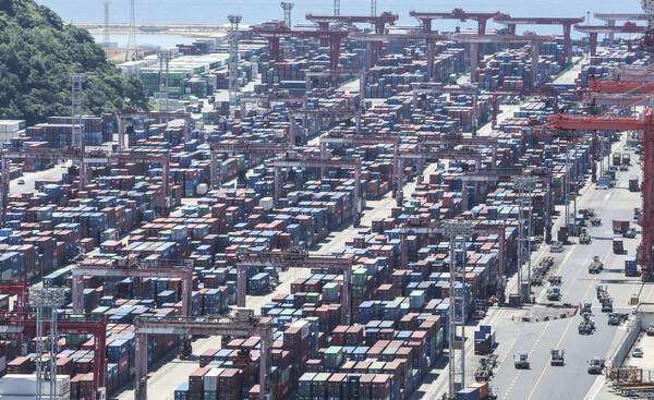 1일 부산항에서 컨테이너 하역작업이 이뤄지고 있다. 2023.8.1. 연합뉴스