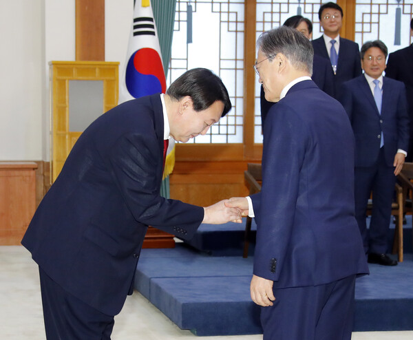 문재인 대통령이 지난 2019년 7월 25일 오전 청와대에서 윤석열 신임 검찰총장에게 임명장을 수여하기 위해 입장하며 윤 총장과 악수를 하고 있다. 2023.8.8. 연합뉴스