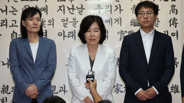 더불어민주당 김은경 혁신위원장이 3일 용산 대한노인회 중앙회에서 김호일 회장 면담 후 노인폄하 발언을 사과하고 있다. 2023.8.3. 연합뉴스