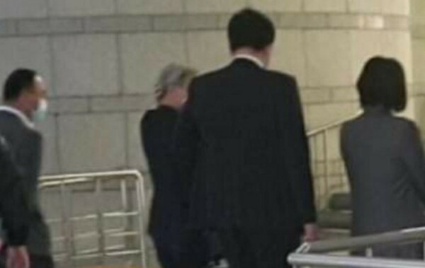 유가려씨에 대한 가혹수사 의혹을 받는 국정원 직원들이 법원에서 재판을 마친 뒤 나가는 모습. 사진 리포액트