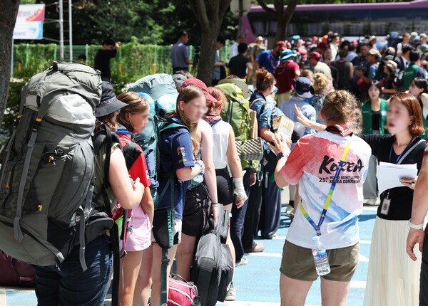 태풍 ‘카눈’의 북상으로 잼버리 야영장을 떠난 독일 스카우트 대원들이 8일 오후 경기 용인시 명지대 기숙사에 도착했다. 2023.8.8. 연합뉴스