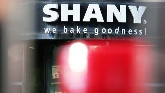 8일 작업 중이던 노동자가 기계에 끼여 크게 다치는 사고가 발생한 SPC 계열사 경기 성남 샤니 제빵공장의 전 생산 라인이 가동 중단됐다. 사진은 이날 오후 경기도 성남시 샤니 공장 모습. 2023.8.8. 연합뉴스